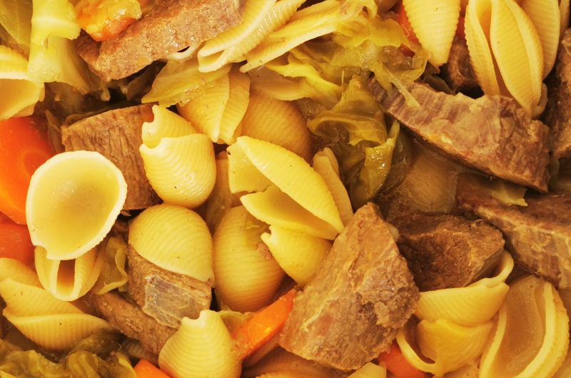 Massa com carne e couve