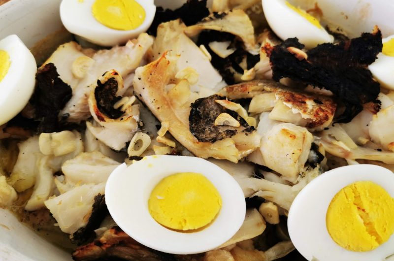 Bacalhau assado na brasa com azeite e alho