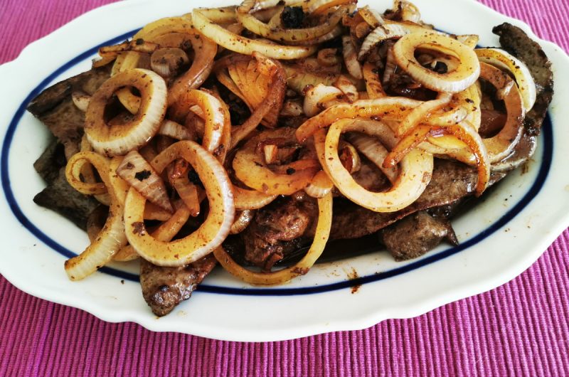 Iscas de Fígado com cebolada